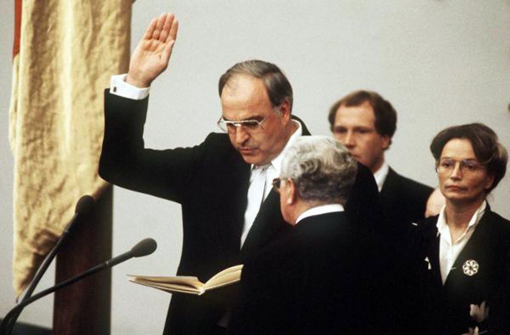 Helmut Kohl führte von 1982 bis 1998 als sechster Bundeskanzler der Bundesrepublik Deutschland eine CDU/CSU/FDP-Koalition und ist damit bis jetzt der Amtsinhaber mit der längsten Dienstzeit.
