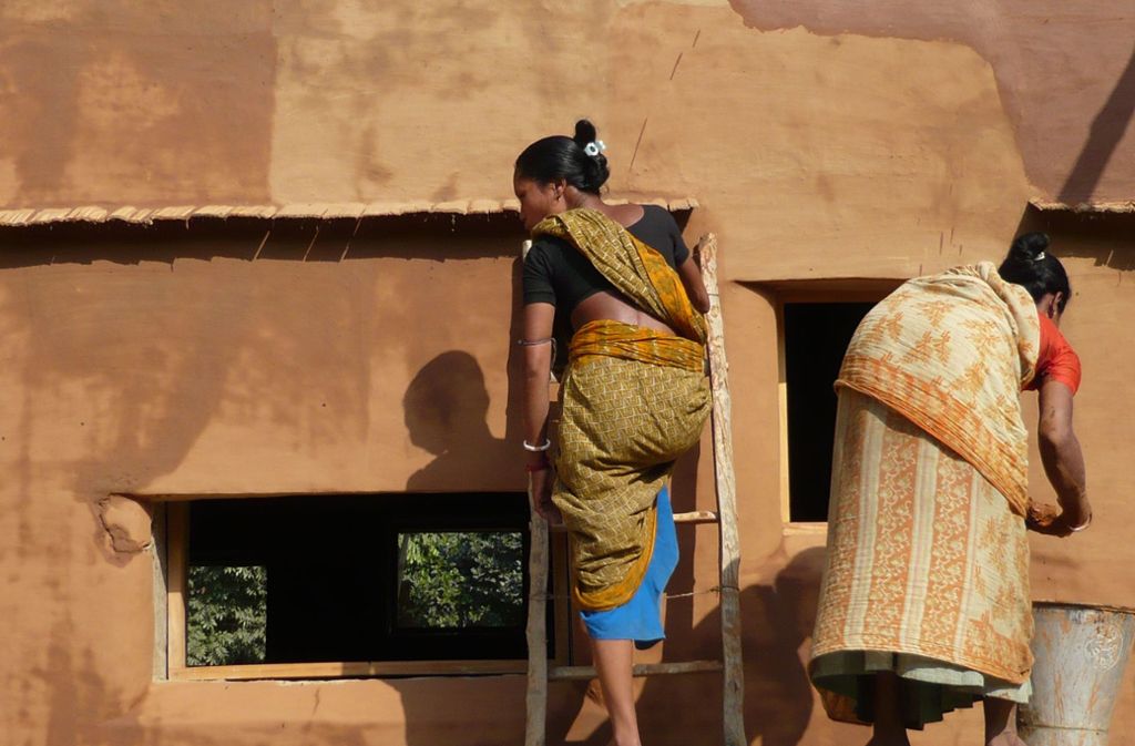 Anna Heringer bezieht die Nutzer in ihre Architektur mit ein: Diese Frauen bauen am Desi Trainingscenter in Rudrapur mit.