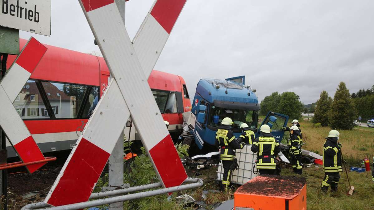  In Herbertingen im Kreis Sigmaringen werden mehrere Menschen verletzt, als an einem Bahnübergang ein Zug und ein Lkw zusammenstoßen. Es kam zu Verspätungen. 