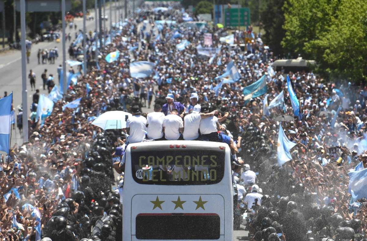 Bereits in der Nacht auf Dienstag hatten Tausende Fans die Mannschaft nach der Ankunft am Flughafen von Buenos Aires gefeiert.