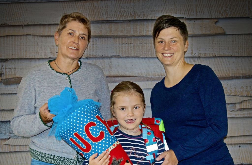 Schulanfang mit Igel-Schultüte: Lucy mit ihrer Mutter Yvonne Hornikel (rechts) und ihrer Großmutter Brigitte Brandmeier Schulanfang mit Igel-Schultüte: Lucy