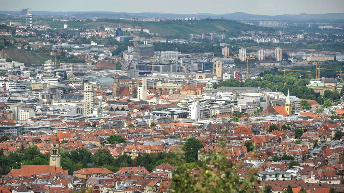  Nach Einschätzung von Experten wird das Wohnen in und um Stuttgart künftig noch teurer. Die Mehrheit der befragten Immobilienexperten rechnet damit, dass sowohl die Kaufpreise für Wohnungen als auch die Mieten nochmals steigen. 
