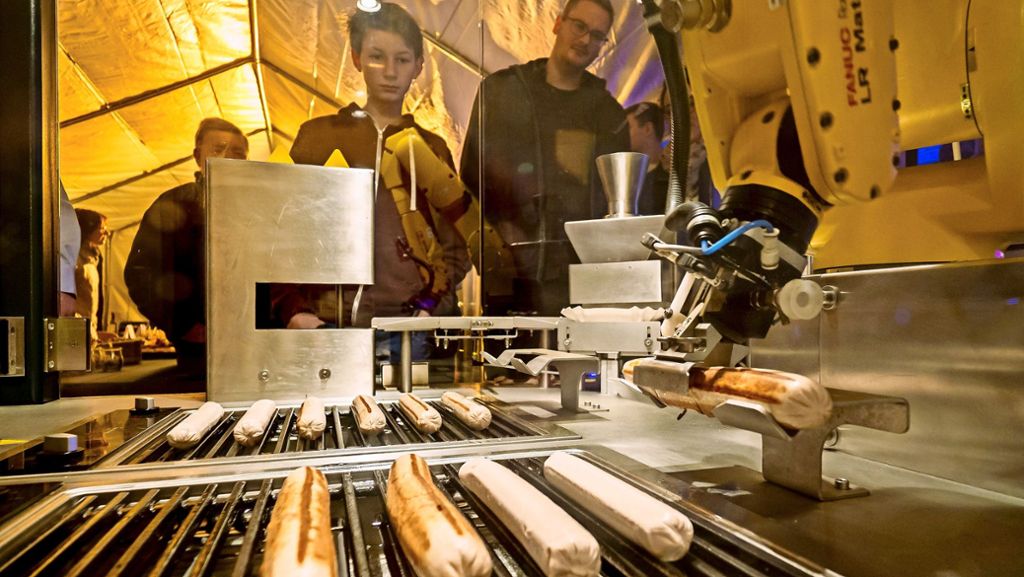 Nacht der Roboter in Markgröningen: Maschinen   mixen Cocktails und servieren Currywurst