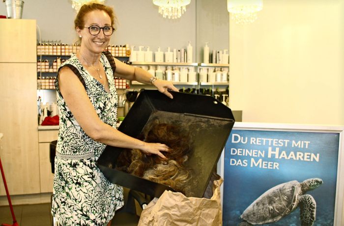 Umweltprojekt bei Friseur in Stuttgart: Wie Haarschnipsel den Meeren helfen