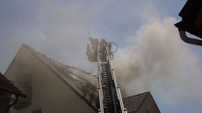 Dachstuhl geht in Flammen auf – hoher Schaden