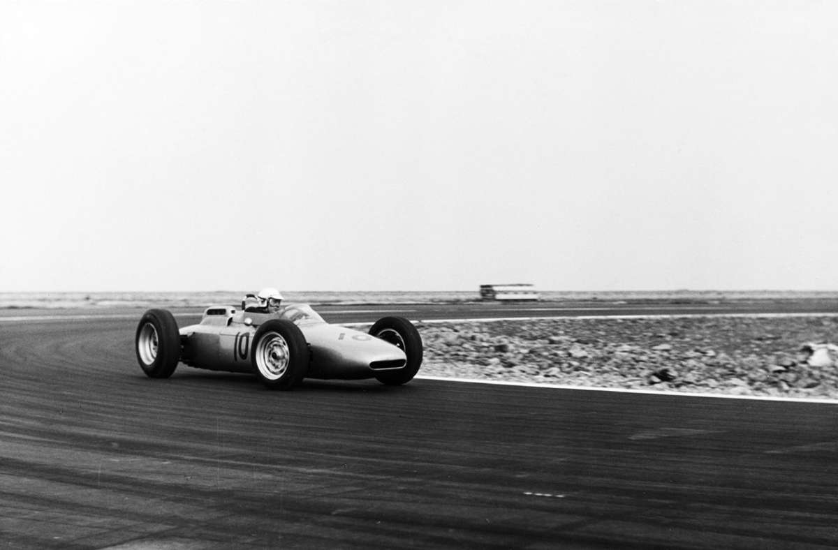 Herbert Linge war nicht nur Betriebsleiter bei Porsche. Auf der Strecke in Weissach führte er auch immer wieder Testfahrten durch – auch bei der Einweihung des „Skidpads“ im Jahr 1962.