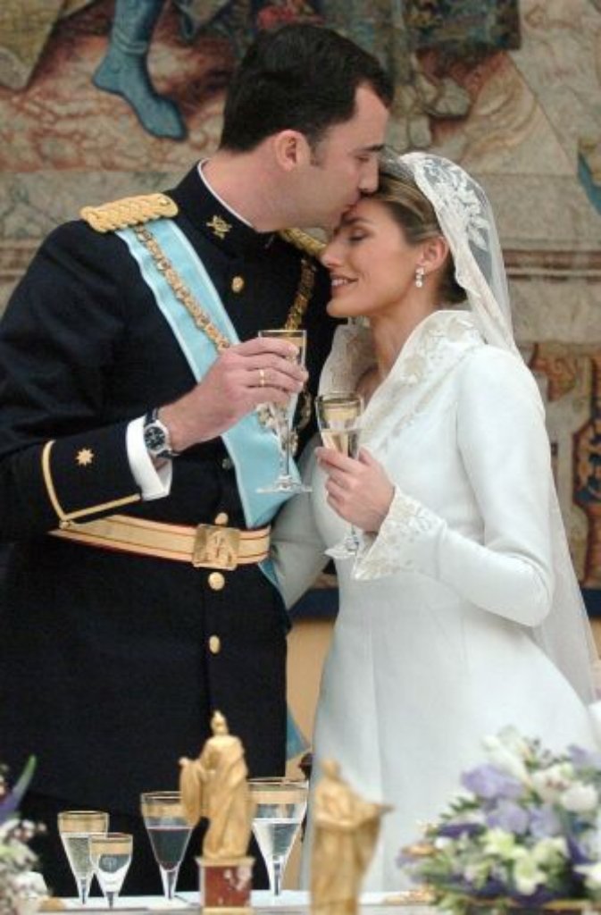 Dass der Prinz am Ziel seiner Wünsche ist, ist kein Geheimnis. Gerührt hört die Hochzeitsgesellschaft zu, wie Felipe seiner Frau eine Liebeserklärung macht: "Ich will es nicht verstecken, ich nehme an, es springt ins Auge: Ich bin ein glücklicher Mann."