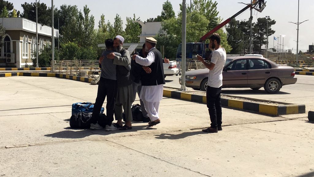  46 abgelehnte afghanische Asylbewerber mussten Deutschland am Dienstagabend verlassen. Ein Sammelcharter brachte die Männer nach Kabul – trotz wiederholter Kritik. 