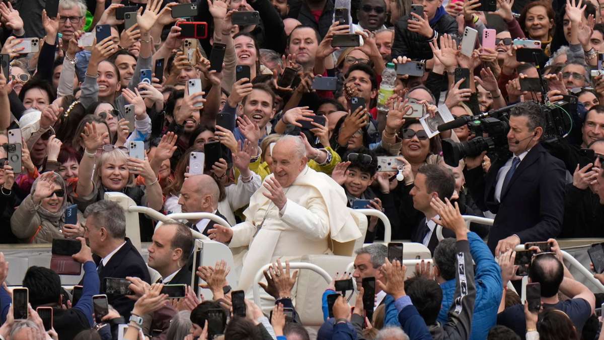 Papst Franziskus winkt den Gläubigen zu, nachdem er die Ostermesse auf dem Petersplatz zelebriert hat.