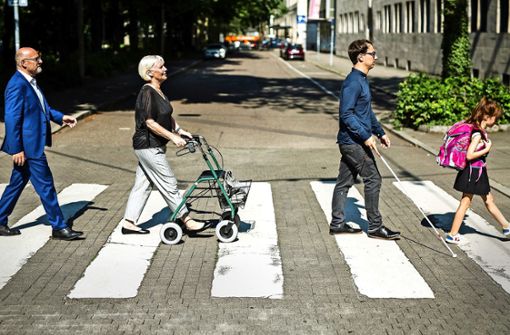 Ein Minister, eine Seniorin, ein Blinder und ein Kind – alle sollen sicher über die Straße kommen. Foto: dpa