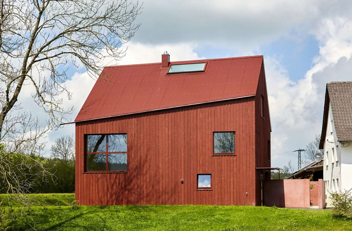 Das rote Haus in Illerbeuren im Allgäu mit seinen interessanten Einsichten. Auch die Verteilung der unterschiedlich großen Fenster erzeugt eine Spannung.