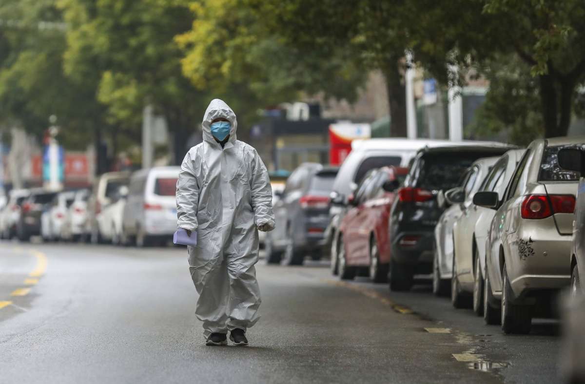 Fast leere Straßen und Menschen in Schutzanzügen: Die Zustände im chinesischen Wuhan, wo das Virus erstmals entdeckt wurde, waren im Januar 2020 auch ein Vorbote für Deutschland.