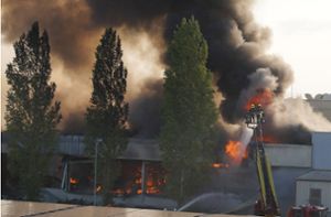 Fleischgroßhandel steht in Flammen – Feuerwehr warnt Anwohner