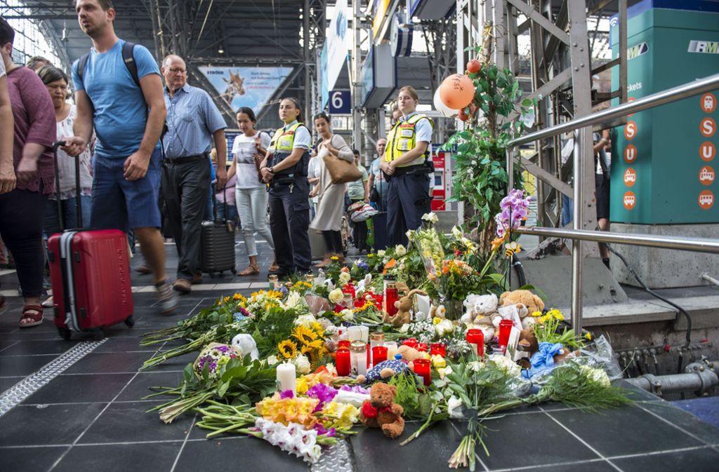 Tod an Gleis 7 – Menschen haben  im Frankfurter Hauptbahnhof Blumen, Stofftiere und Kerzen für den toten Jungen niedergelegt. Foto: epd