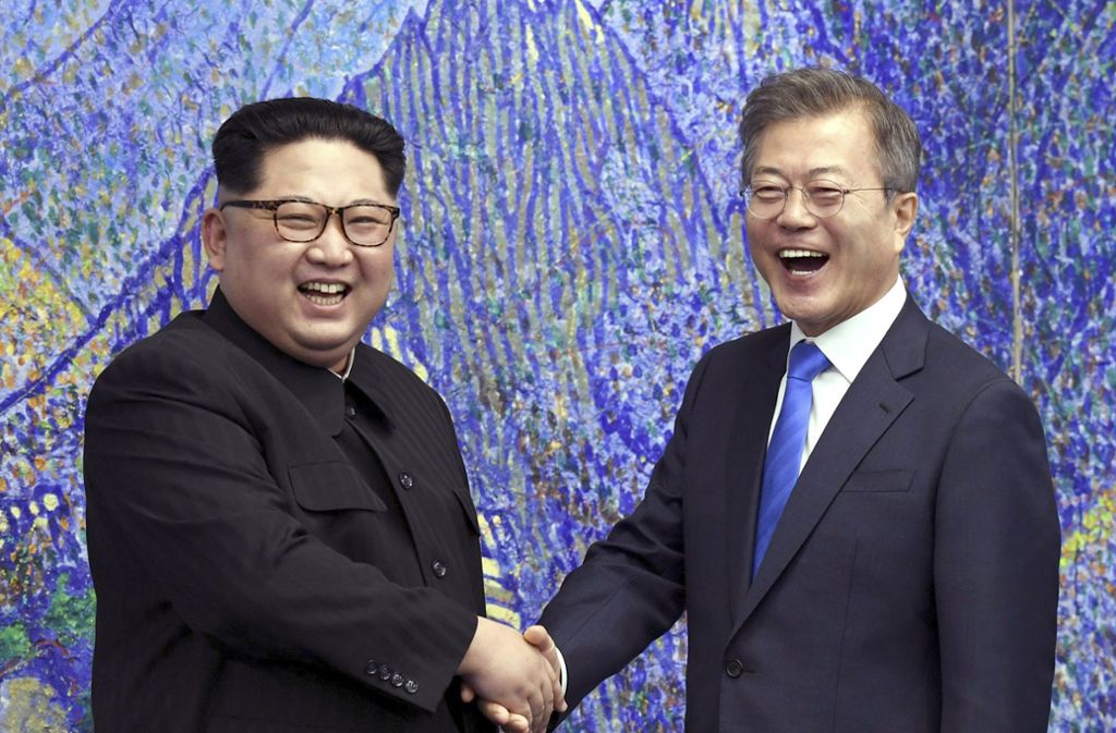 Kim Jong Un (links), Machthaber von Nordkorea, und Moon Jae In, Präsident von Südkorea, geben sich während eines Gipfeltreffens im Friedenshaus die Hand.