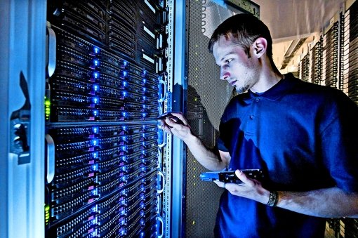Ein Techniker wartet einen Speicher für digitale Daten. Immer mehr Unternehmen haben mit dem  Mangel an leistungsfähigen Breitbandnetzen in der Region zu kämpfen. Foto: Strato