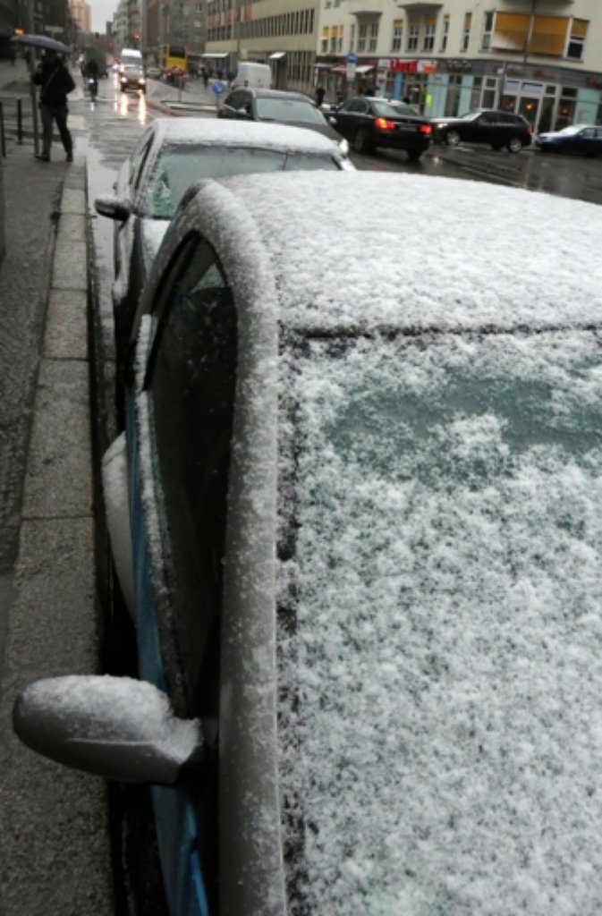 Mit Schnee bedeckt sind Autos am Dienstagmorgen im Berliner Stadtteil Mitte.