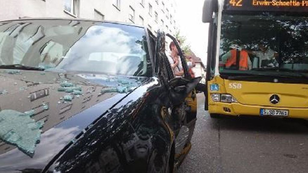 Stuttgart: Autofahrerin bei Unfall mit Bus verletzt