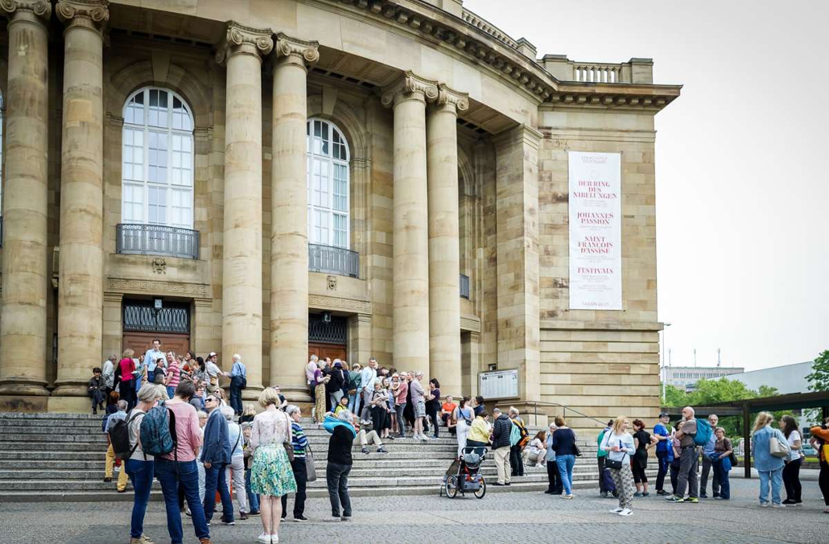 Zahlreiche Besucher strömten beim Nachbarschaftsfest an der Konrad-Adenauer-Straße in die Oper.
