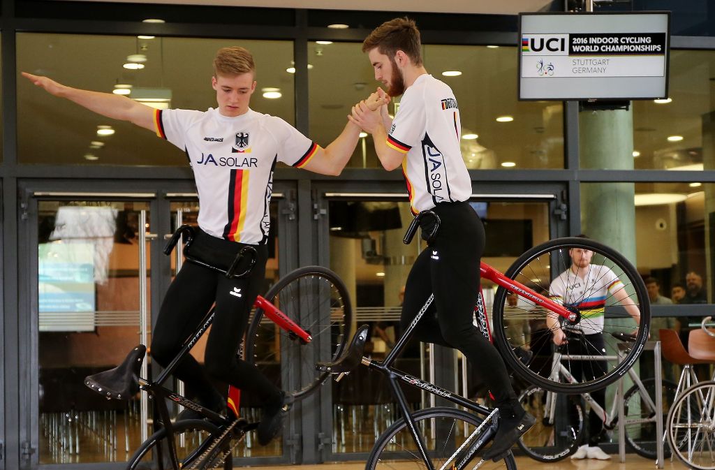 Max Hanselmann (li.) und Serafin Schefold wollen bei der Heim-WM im Kunstradfahren in der Porsche-Arena um die Medaillen mitfahren.