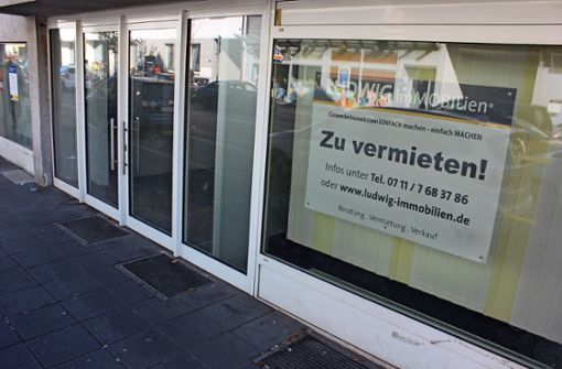 In Stuttgart gibt es viele leer stehende Räume in bester Lage. An der Unterländer Straße beispielsweise wird ein Mieter für die ehemalige Postbank-Filiale gesucht. Foto: Bernd Zeyer