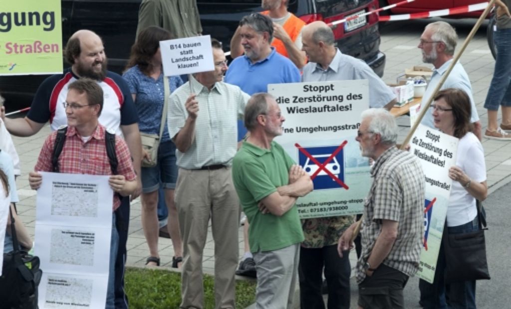 Bürger demonstrieren gegen den Ausbau von Landesstraßen. Foto: Horst Rudel