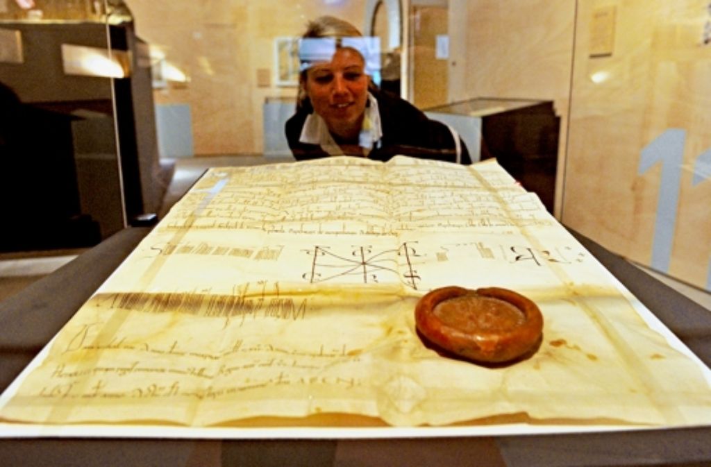 Die Urkunde zeigt die erste urkundliche Erwähnung eines badischen Markgrafen (links) oder die echte Krone von 1811. Foto: dpa