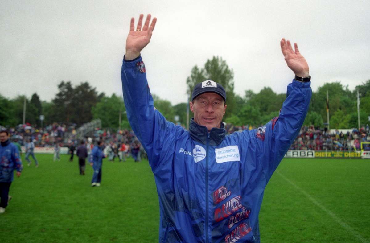 Wolfgang Wolf, Meister-Trainer 1996, grüßt nach Schlusspfiff in die Runde.