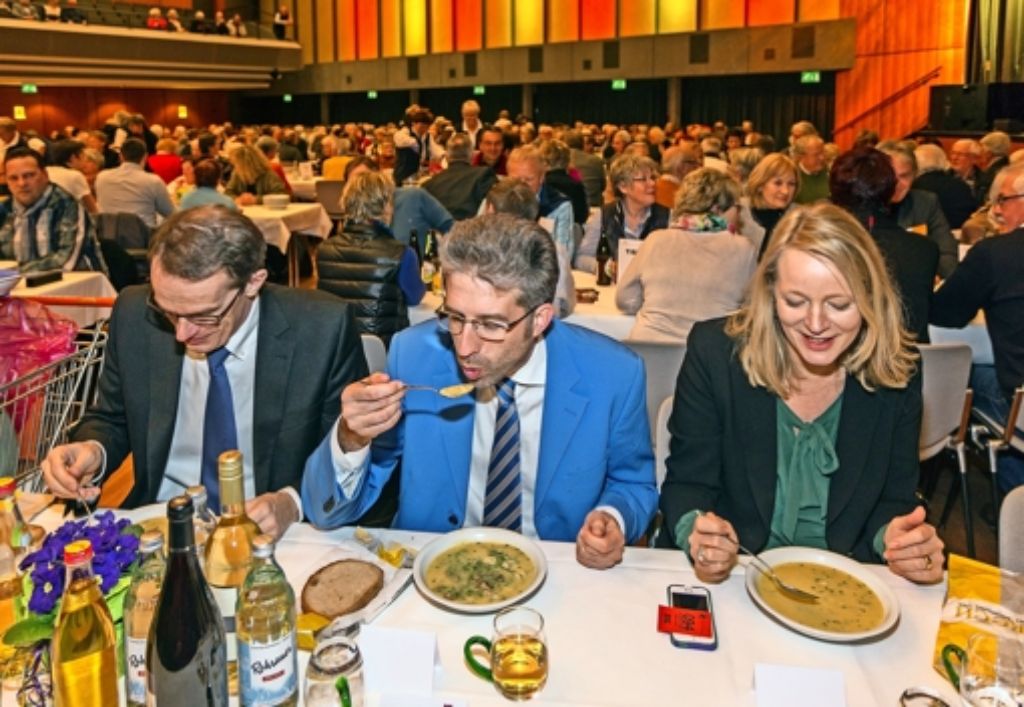 Boris Palmer (Mitte) hat  die schwäbische Bouillabaisse geschmeckt. Neben ihm  löffeln der Böblinger OB   Lützner und die  Grünen-Landesvorsitzende  Thekla Walker. Foto: factum/Weise