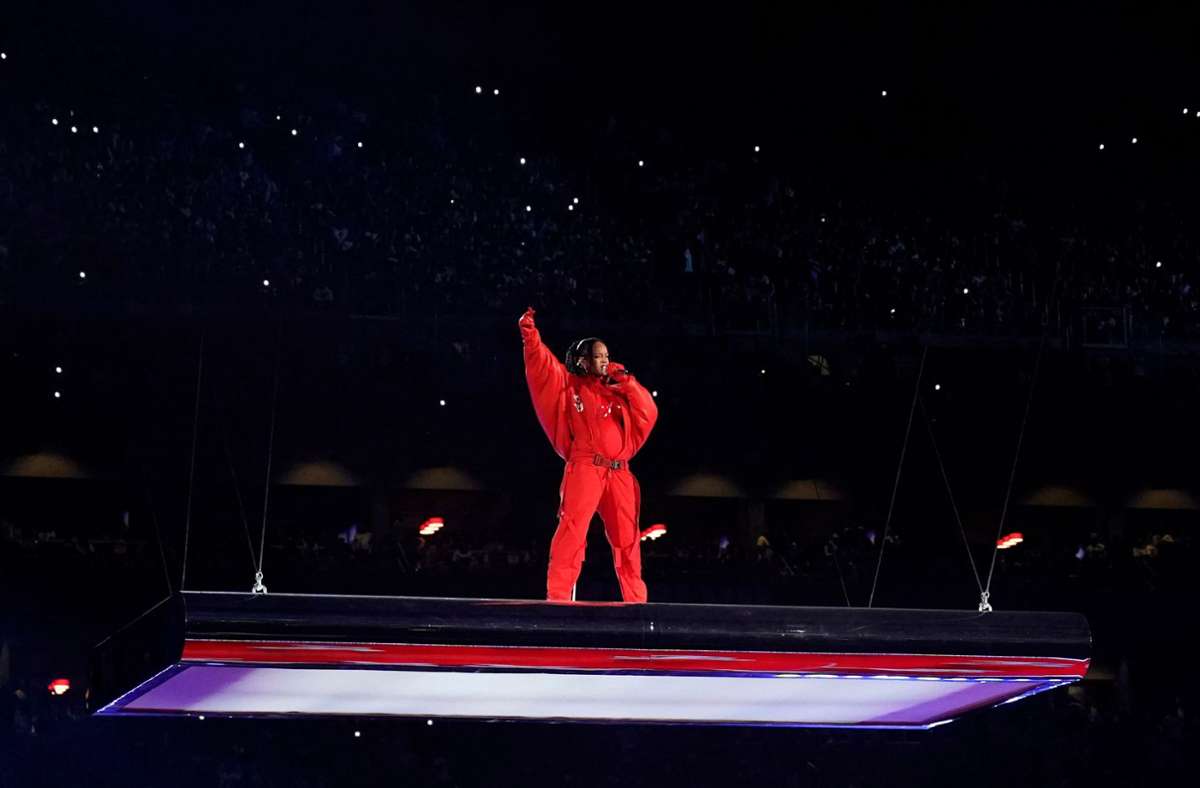 Die Königin schwebt auf einer fliegenden Bühne ins Stadion.