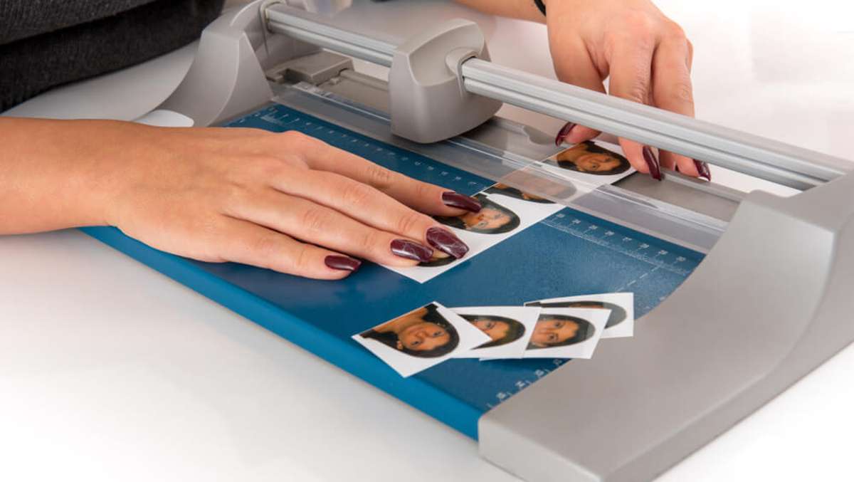 Passbilder hat man grundsätzlich immer zu viele. Doch kann man die alten Bilder bei der Beantragung neuer Ausweisdokumente noch verwenden?