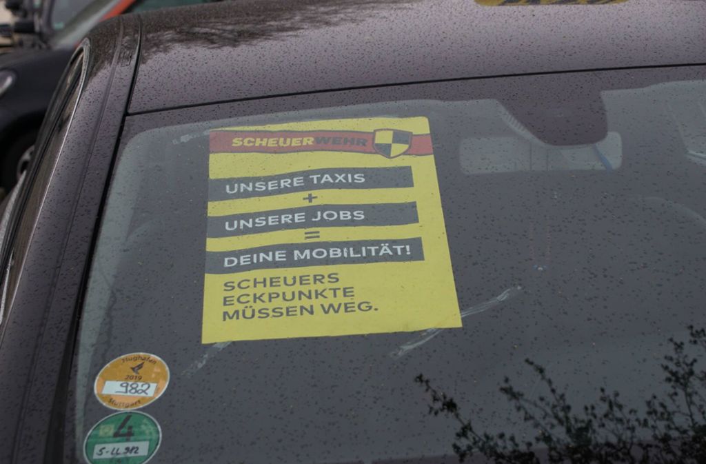 Mit der Demo protestieren die Taxifahrer gegen Pläne von Verkehrsminister Scheuer, ...