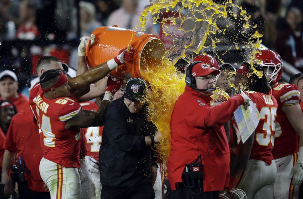 Chiefs-Trainer Andy Reid erhielt von seinen Spielern die obligatorische Getränke-Dusche für den siegreichen Trainer.