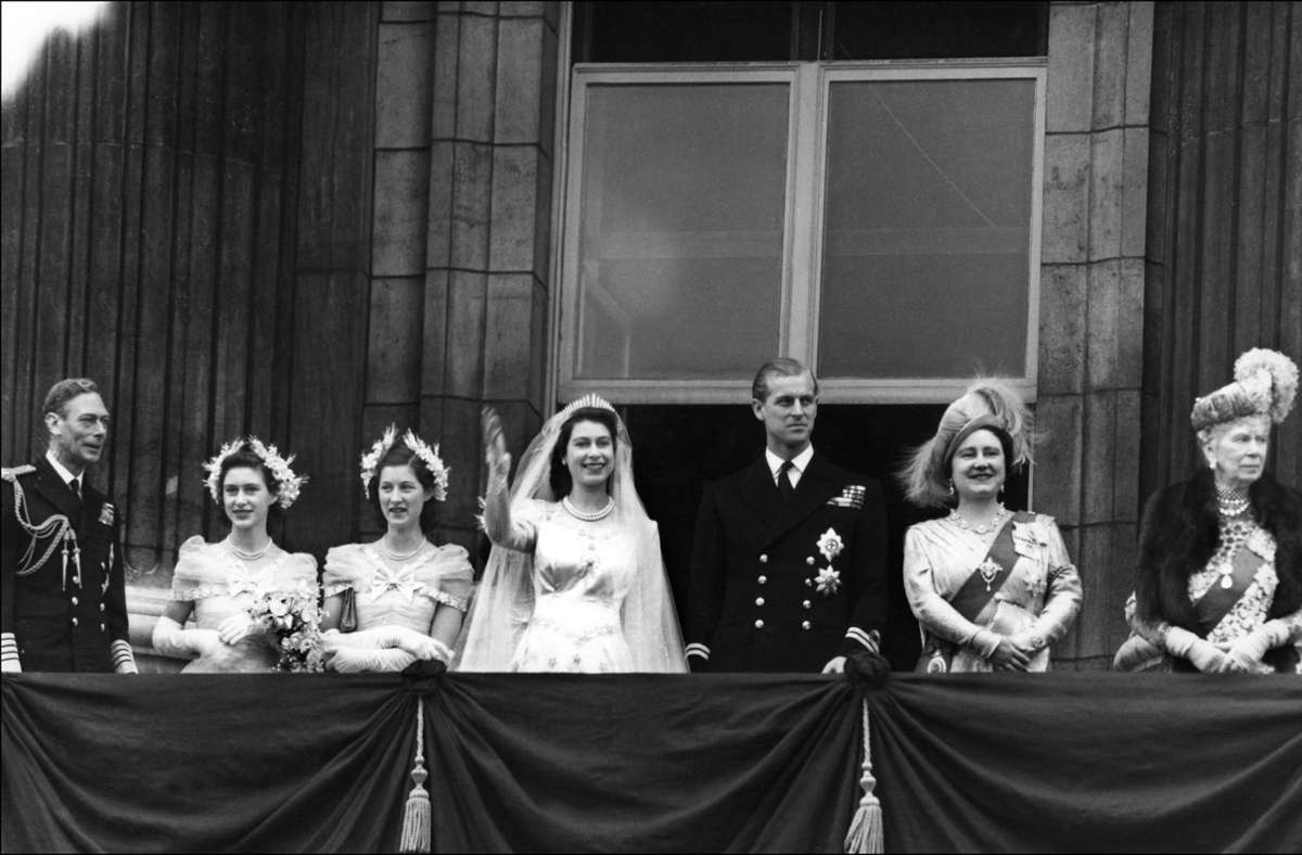 Auf dem Balkon von Westminister Abbey winken die Frischvermählten im Kreise ihrer Familie der Menge zu.