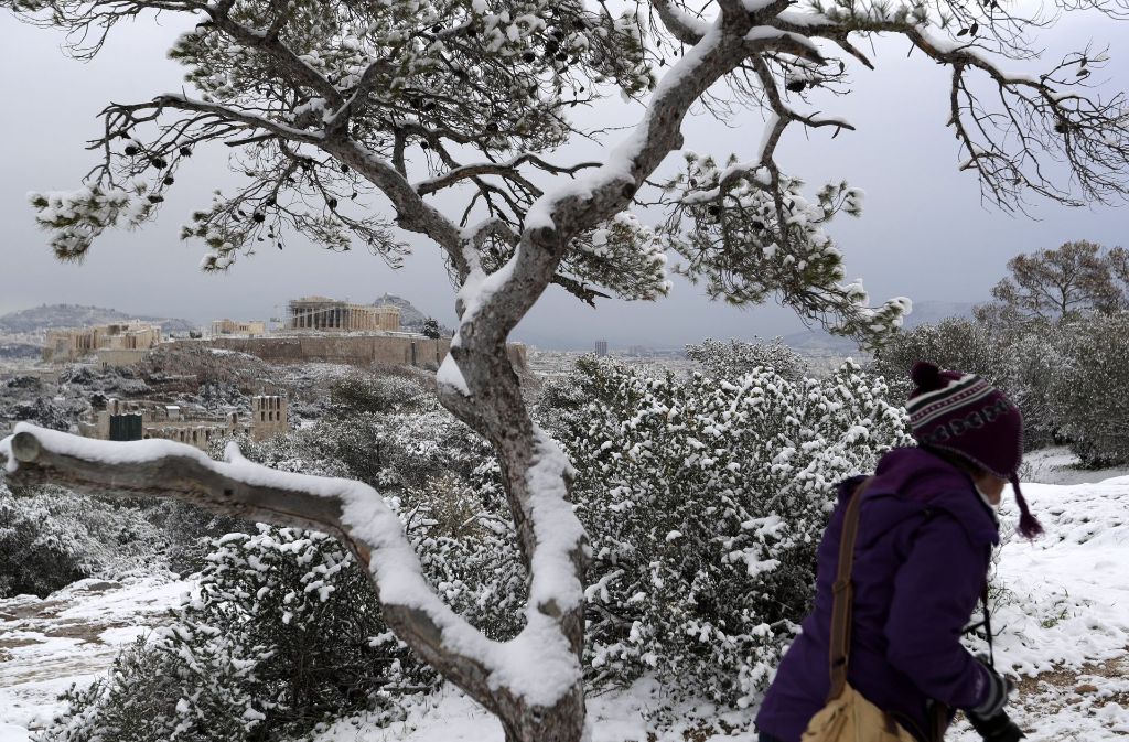 In Athen gab es in den vergangenen Tagen ähnliche Bilder. Der Parthenon Tempel ist auf dem schneebedeckten Hügel der Akropolis zu sehen.