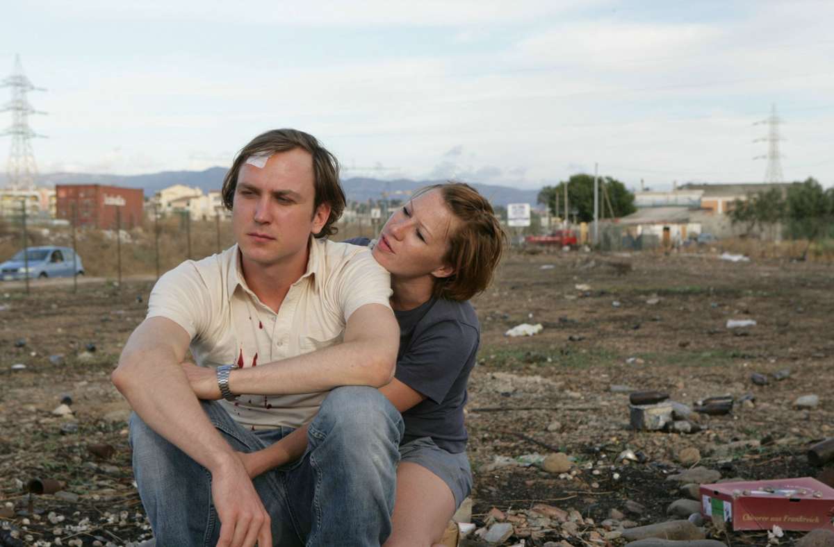 Gitti (Birgit Minichmayr) umarmt im Kinofilm „Alle Anderen“ ihren Freund Chris (Lars Eidinger): Absolut sehenswert – und inzwischen auf DVD: Der Kinofilm von 2009 von Maren Ade.