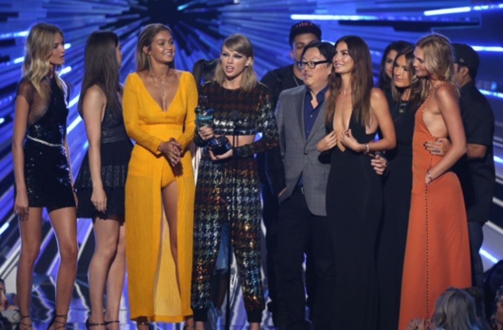 Taylor Swift (Mitte) räumt bei den MTV Video Music Awards ab und zeigt sich hier inmitten vieler Schönheiten aus dem Pop Business: Martha Hunt, Hailee Steinfeld, Gigi Hadid, Joseph Kahn, Lily Aldridge, Mariska Hargitay und Karlie Kloss (von links).