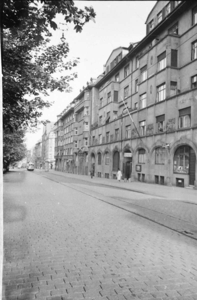 Das markante Wohnhaus an der heute gut ausgebauten Haltestelle Arndt-/Spittastraße ist bis heute weitgehend unverändert.
