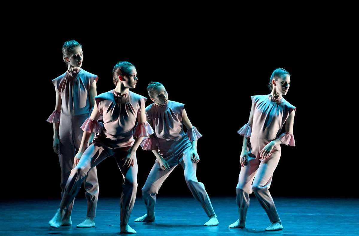 Moves in Blau: Mackenzie Brown, Sinéad Brodd, Paula Rezende und Elisa Badenes tanzen als weibliches Quartett in „Agoloy“.