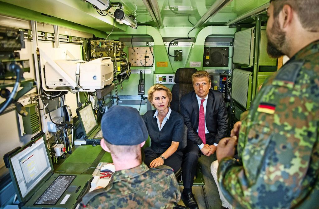 Die Ministerin Ursula von der Leyen und der CDU-Abgeordnete Thomas Bareiß werden in die  Feuerleitkabine eingewiesen. Foto: dpa