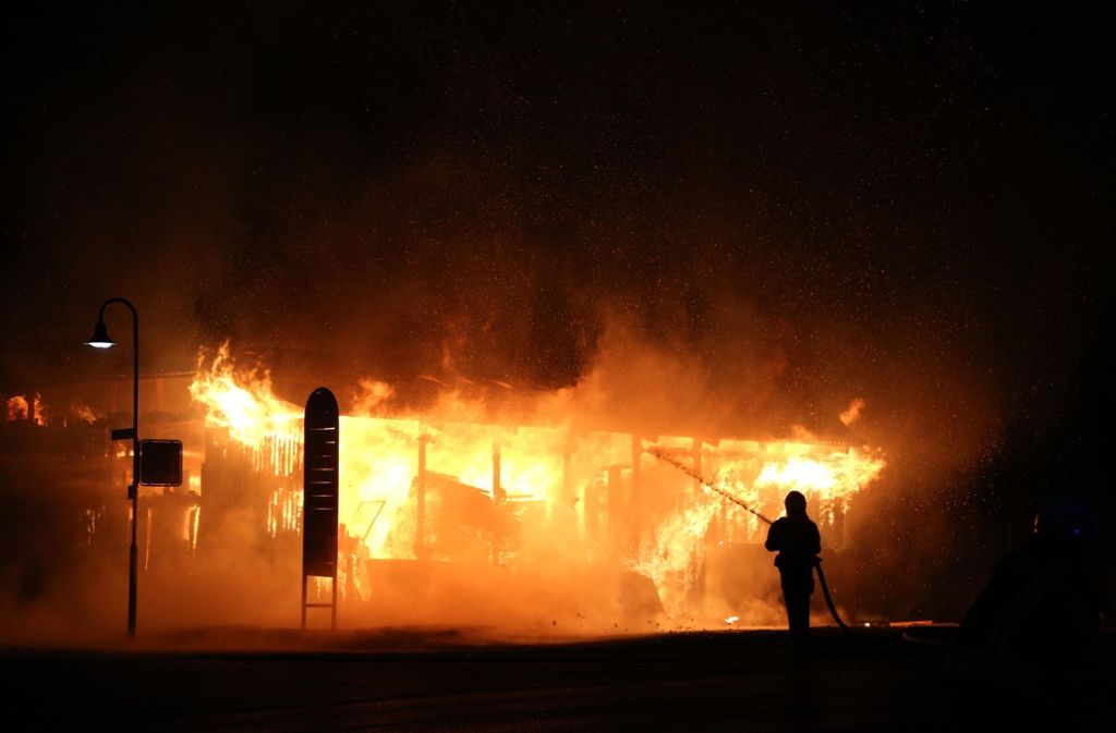In Bad Ditzenbach stand ein Firmen-Carport lichterloh in Flammen.