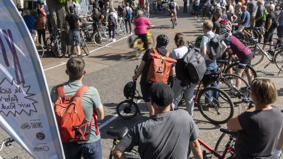 Protest in Stuttgart: Radfahrer demonstrieren gegen Außengastro vor der Oper