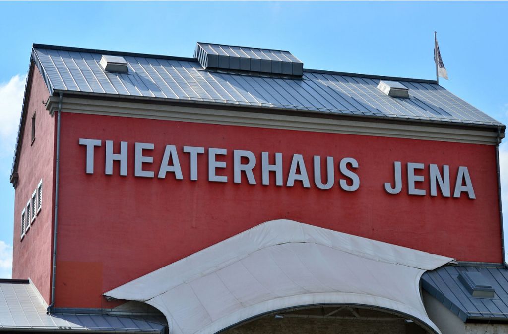 250 Theaterleute beraten im Jenaer Theaterhaus, wie ihre Kunst den Rechtspopulisten beikommen kann. Foto: dpa