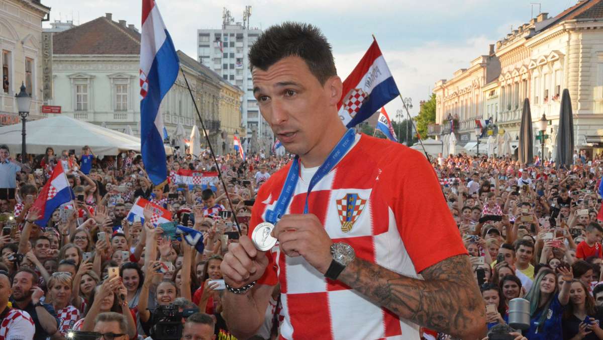  Paukenschlag in der Serie A: Der AC Mailand holt Mario Mandzukic. Das gab der Verein an diesem Dienstag bekannt. Der kroatische WM-Held von 2018 war zuletzt vereinslos. 