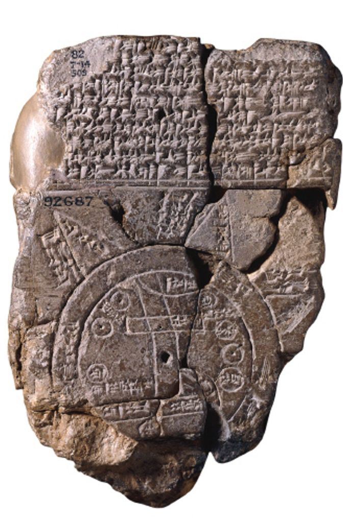 Diese babylonische Weltkarte (im Besitz des British Museums in London) zeigt eine schematische Darstellung der Welt aus der Sicht der Babylonier zur Zeit des Neubabylonischen Reiches. Die Weltkarte ist auf einer Tontafel eingeritzt. Ihr Alter wird auf 700 bis 500 v. Chr. datiert.