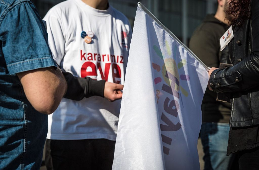 In Stuttgart wird am Montag um 9 Uhr das größte Wahllokal Deutschlands eröffnen, in dem Türken ihre Stimme über das Referendum zum Präsidialsystem in der Türke abgeben können.