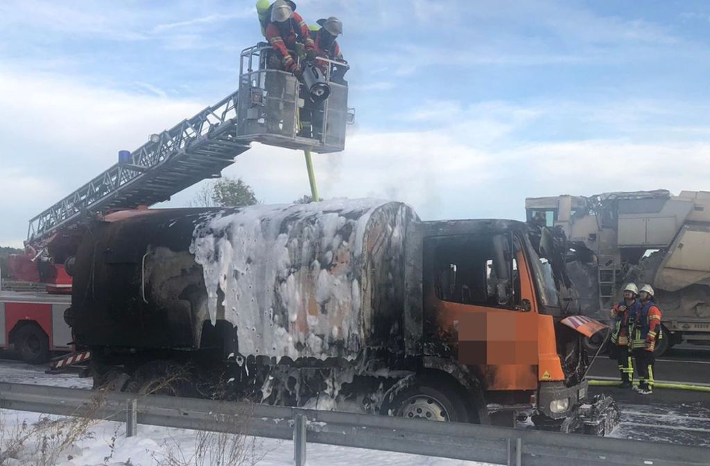 Eine Kehrmaschine brannte auf der A81 in Richtung Stuttgart aus.