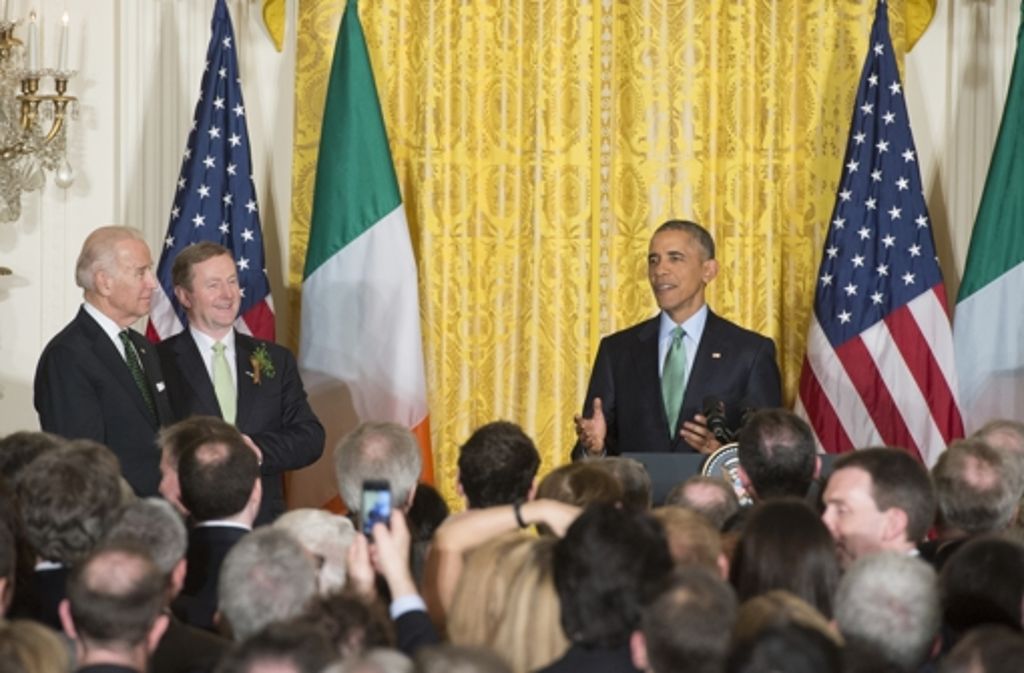 Der irische Ministerpräsident Enda Kenny (Mitte) wird von Präsident Obama (rechts) und Vizepräsident Joe Biden (links) empfangen. Es ist der achte und letzte St. Patrick’s Day in Obamas Amtszeit.