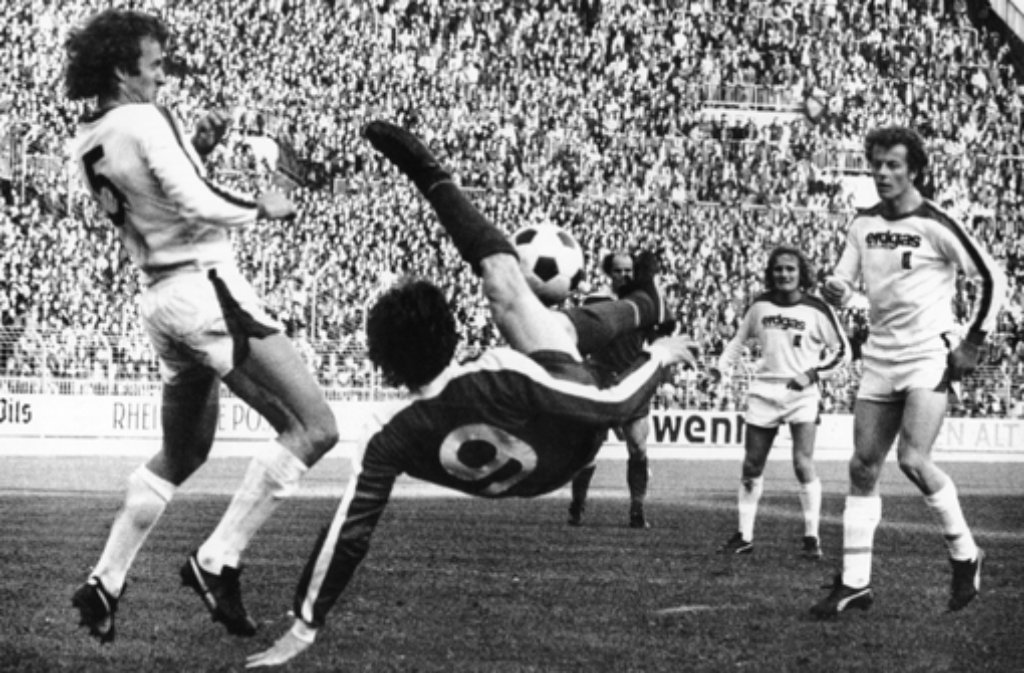 Preisträger, die in der Bundesliga spielten, gab es ebenfalls. Im Jahr 1977 holte sich Allan Simonsen (Dänemark/Borussia Mönchengladbach, zweiter von rechts) den Titel.