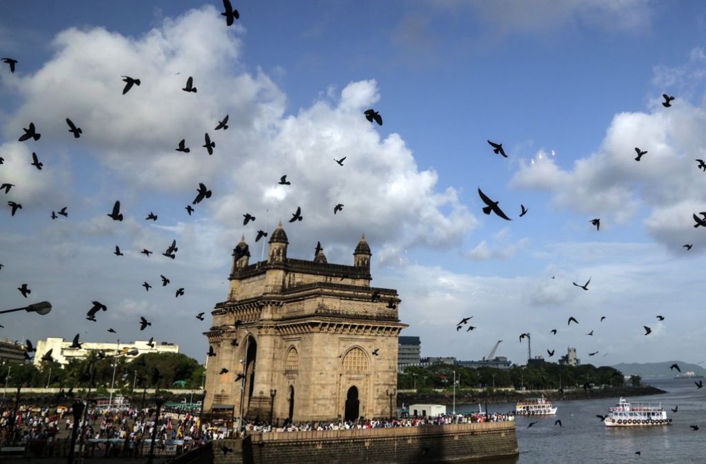 Das „Gateway of India“ ist Mumbais berühmtestes Wahrzeichen. Der Triumphbogen wurde Anfang des 20. Jahrhunderts zur Erinnerung an den Besuch von König George V. 1911 errichtet – damals gehörte Indien zum britischen Königreich. Mumbai ist mit etwa 22,89 Millionen Einwohnern die sechstgrößte Metropolregion weltweit. Bekannt geworden ist die Stadt unter anderem durch den Film „Slumdog Millionaire“: Der junge Jamal, die Hauptfigur des Films, lebt in einem Slum in Mumbai.